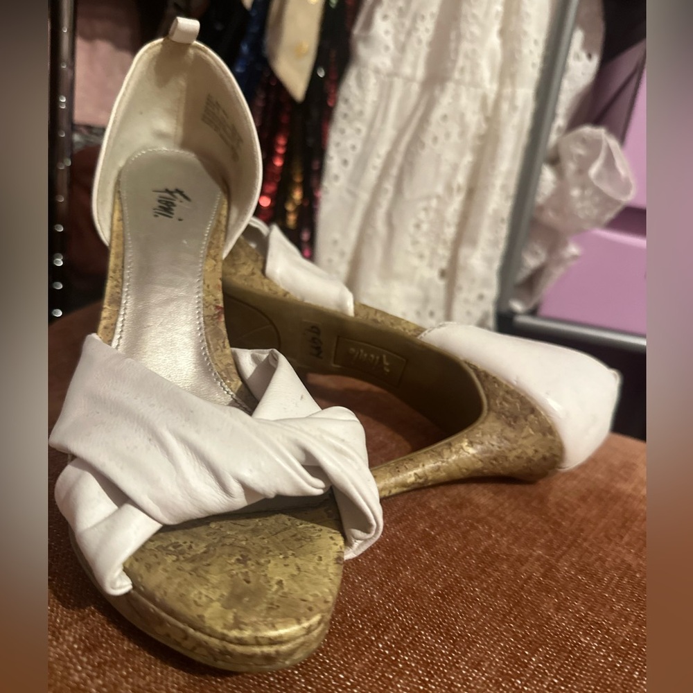 Fioni Women’s Elegant White/Tan Heels - Picture 4 of 4